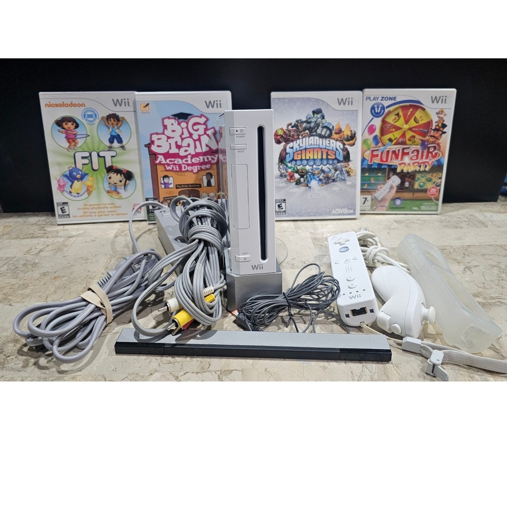Nintendo Wii White Console‎ Bundle with Controllers and 4 Games